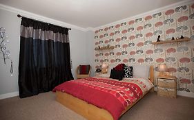 Riverbank View Three Bedroom Apartment With Free Parking